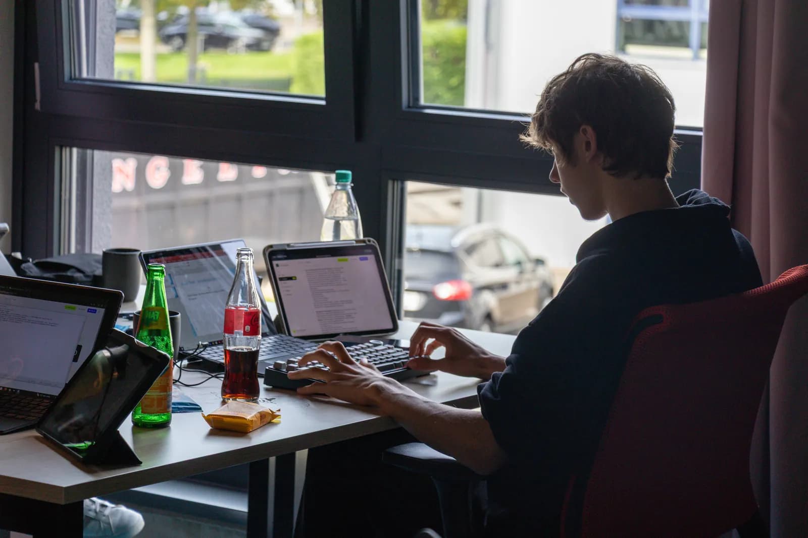 Ein Schüler arbeitet konzentriert am Laptop